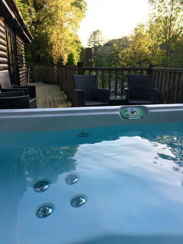 Mistletoe One Luxury Lodge With Hot Tub Windermere