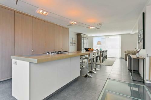 Modern Architectural House 5 Min From Beach With Great Private Garden
