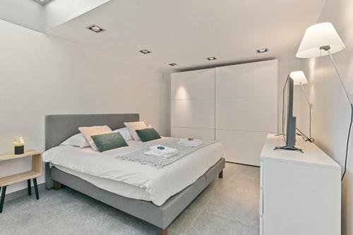 Modern Architectural House 5 Min From Beach With Great Private Garden
