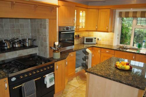 Hectors House Comfortable 4 Bed House In Mature Gardens