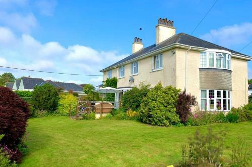 Hectors House Comfortable 4 Bed House In Mature Gardens