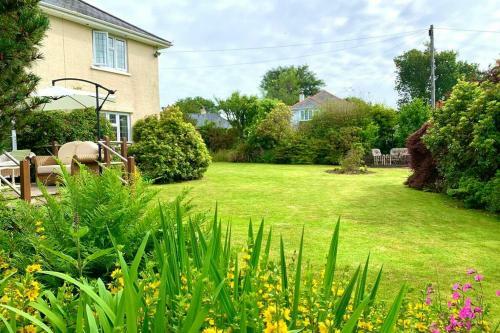 Hectors House Comfortable 4 Bed House In Mature Gardens