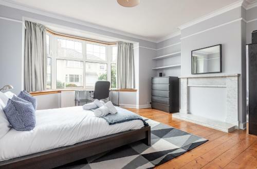 Spacious 4 Bedroom House - 5 Mins From Town Centre
