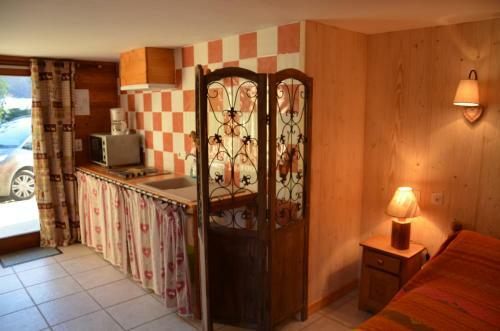 Hostal Chambres D'h�tes Et Yourte L'or�e Des Bornes