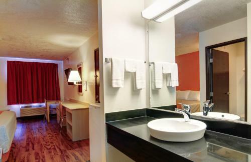 Motel 6 - Columbia