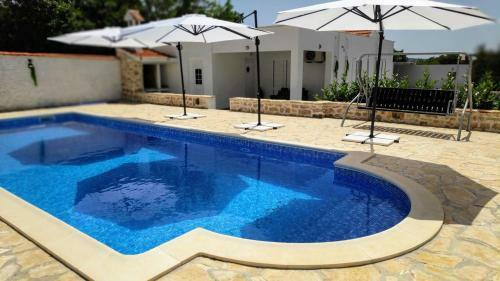 House Vidamo - Vacation Home With Swimming Pool