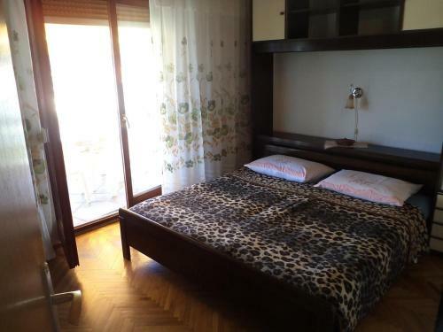 Apartments With A Parking Space Lopar, Rab - 17436