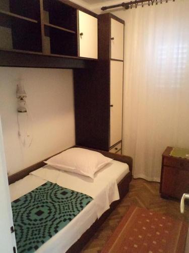 Apartments With A Parking Space Lopar, Rab - 17436