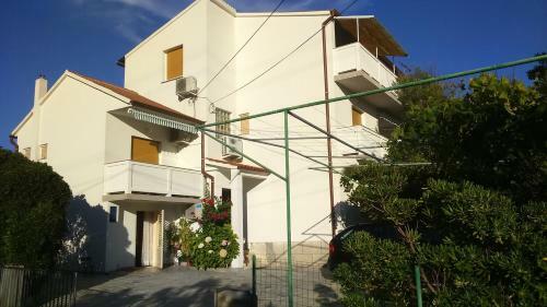 Apartments With A Parking Space Lopar, Rab - 17436
