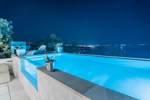 Villa Holiday Home The Boat With Rooftop Pool