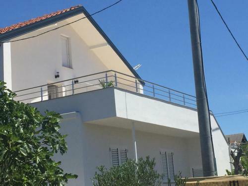 Apartments With A Parking Space Pirovac, Sibenik - 18700