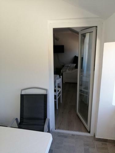 Apartment Happy 3, Pakostane