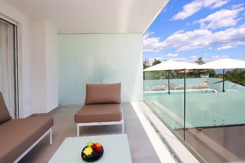 Designed Apartment With Swimming Pool Near The Beach