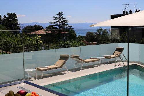 Designed Apartment With Swimming Pool Near The Beach