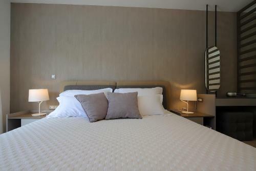 Designed Apartment With Swimming Pool Near The Beach