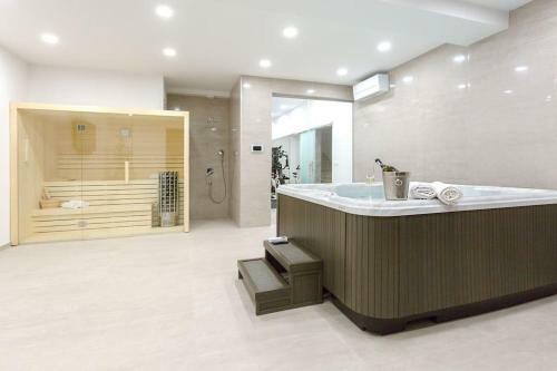 Luxurious Villa Ada; Hot Tub, Sauna, Gym, Pool