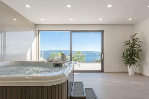 Luxurious Villa Ada; Hot Tub, Sauna, Gym, Pool