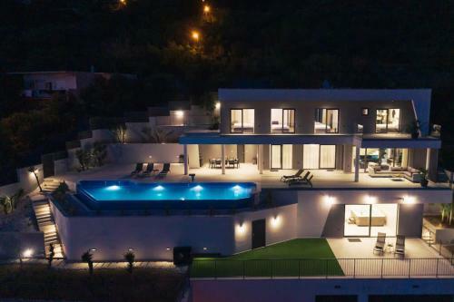 Luxurious Villa Ada; Hot Tub, Sauna, Gym, Pool