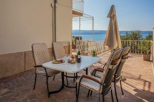 Holiday Apartment Almissa - New&modern 2+0