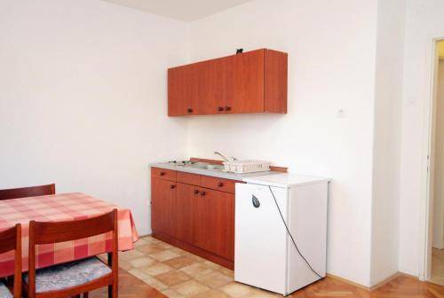 Apartments With A Parking Space Novi Vinodolski - 5587