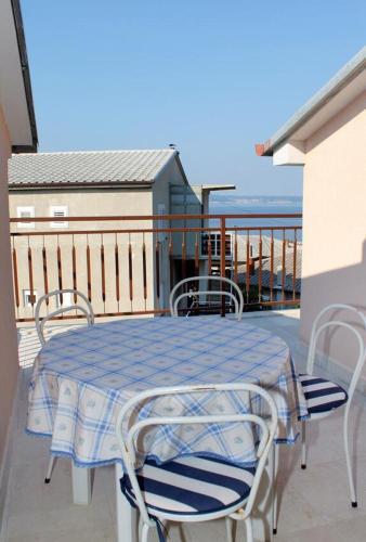 Apartments With A Parking Space Novi Vinodolski - 5587