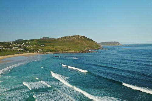 Secluded Thatched Cottage, Near Golfing & Beaches