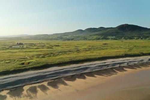 Secluded Thatched Cottage, Near Golfing & Beaches