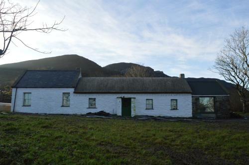 Secluded Thatched Cottage, Near Golfing & Beaches