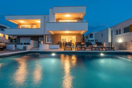 Apartamento Dino Modern & Luxury Ap With A Pool For 6