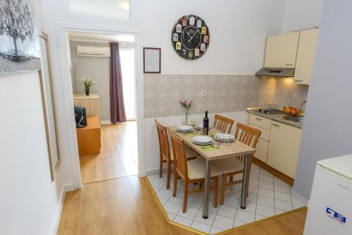 Apartments With A Parking Space Novalja, Pag - 17140