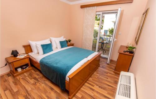 Awesome Apartment In Podstrana With 1 Bedrooms