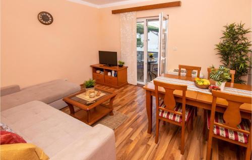 Awesome Apartment In Podstrana With 1 Bedrooms