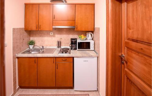 Awesome Apartment In Podstrana With 1 Bedrooms