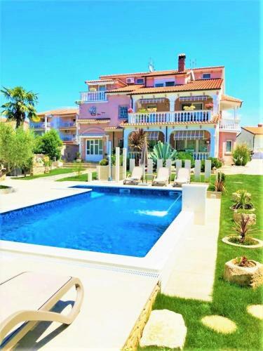 Apartment Villa Engel With Pool