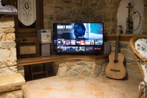 Rustic, Luxurious,garden Villa 70m From The Sea
