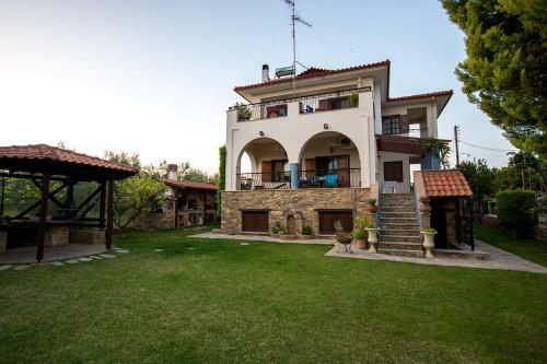 Rustic, Luxurious,garden Villa 70m From The Sea