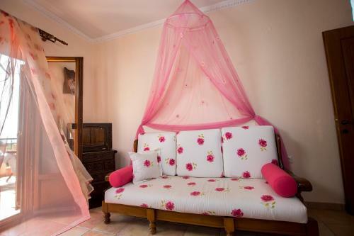 Rustic, Luxurious,garden Villa 70m From The Sea