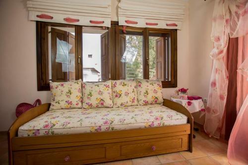 Rustic, Luxurious,garden Villa 70m From The Sea
