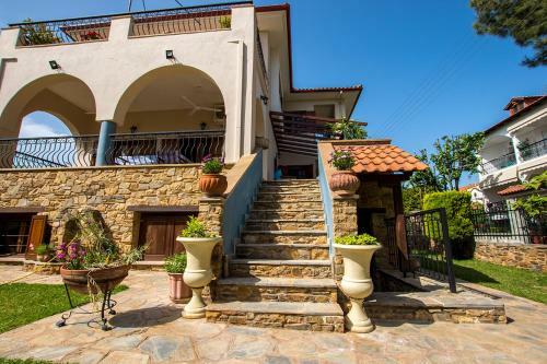 Rustic, Luxurious,garden Villa 70m From The Sea