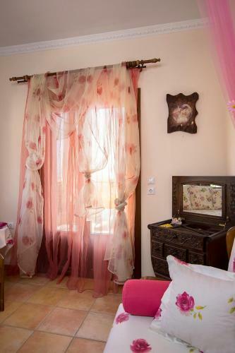 Rustic, Luxurious,garden Villa 70m From The Sea