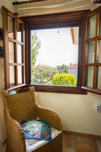 Rustic, Luxurious,garden Villa 70m From The Sea