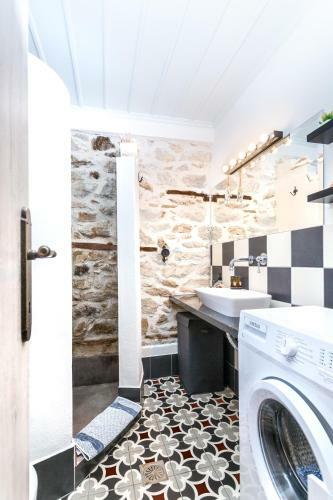 Restored 1902 Stone House With Superb Sea View