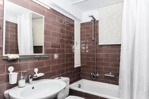 The Elegant. Spacious City Center Apartment.