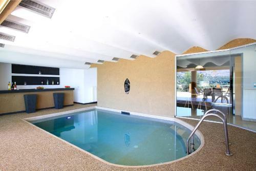 Superb Villa Yiorgos - Heated Pool W Jacuzzi - Seaview