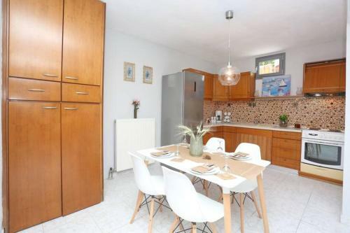 A Modern Apartment W/ Free Parking & Wifi