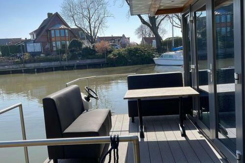 Waterfront Houseboat In Monnickendam Near The Centre