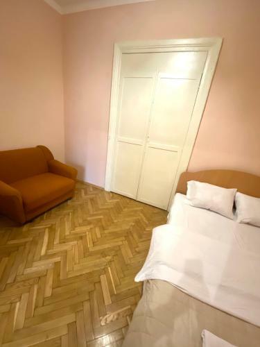 Apartment On Zaliznychna Street
