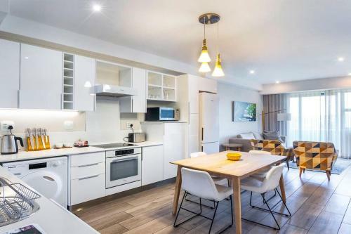 Regency Luxury 2 Bed Apartment With City Views