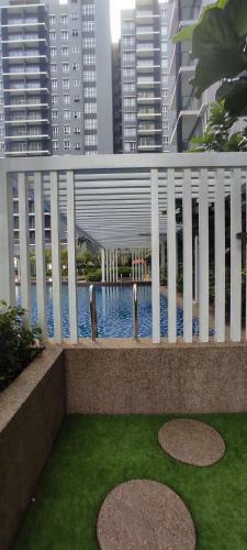Bukit Rimau Roomy Master Bedroom With Facilities