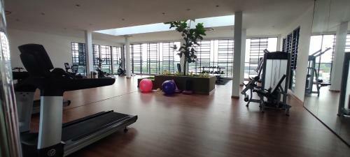 Bukit Rimau Roomy Master Bedroom With Facilities